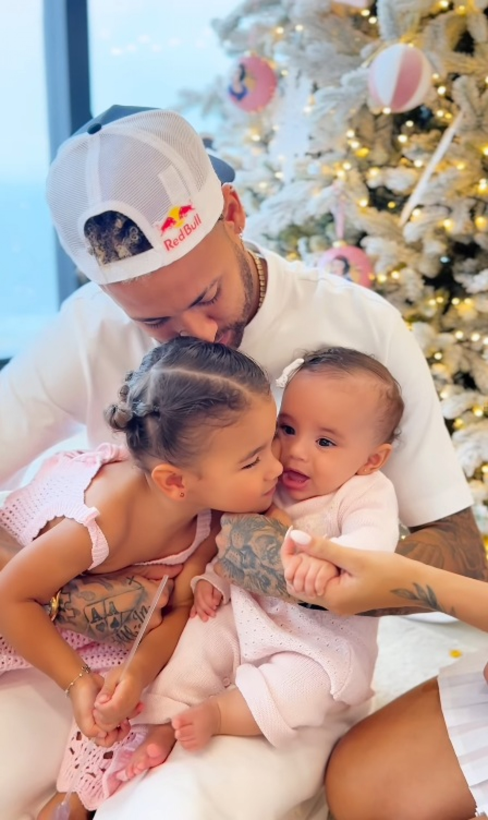 Naymar com as filhas Mavie e Mel no colo - Reprodução / Instagram