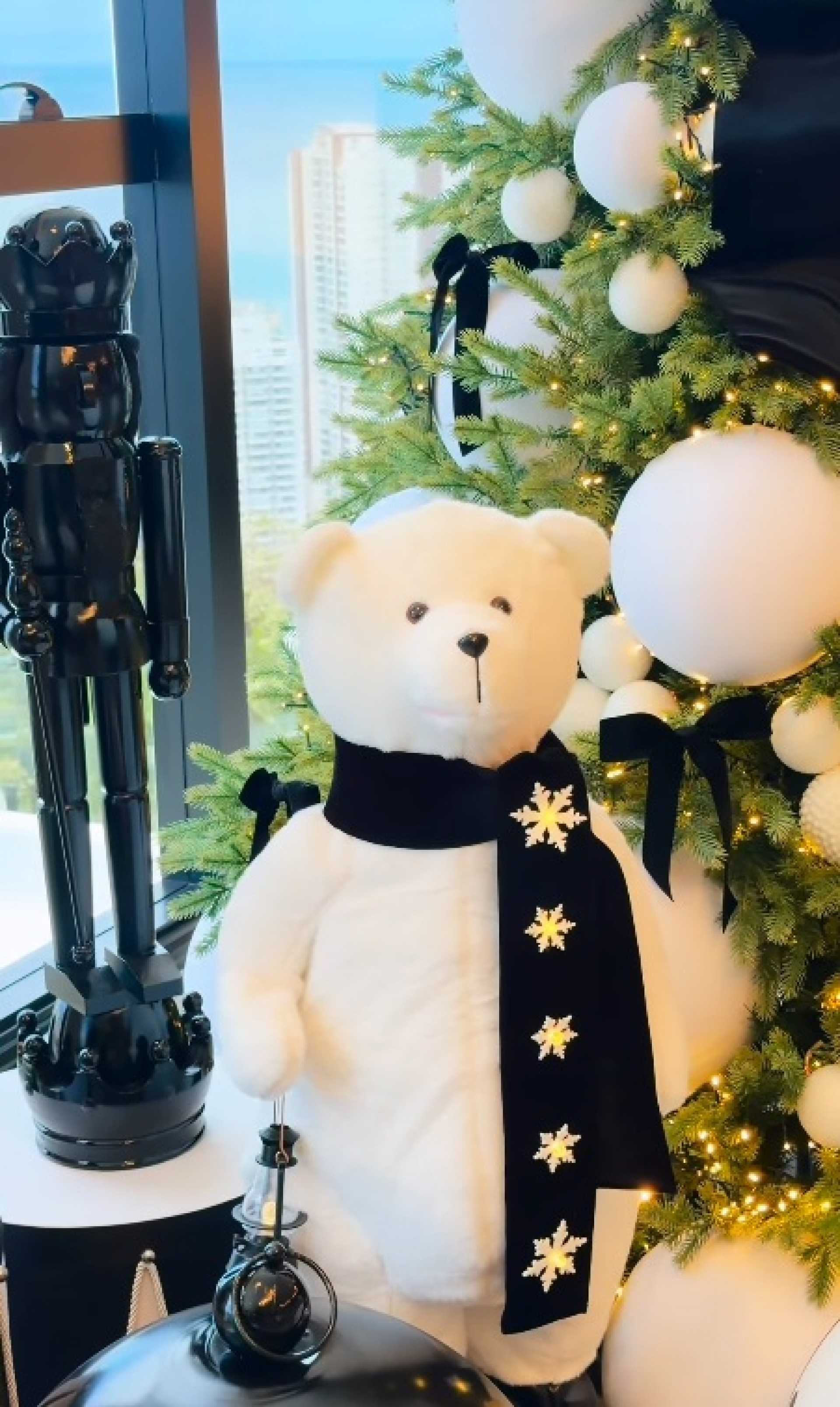 Decoração de Natal próxima à árvore com enfeites preto e branco - Reprodução / Instagram