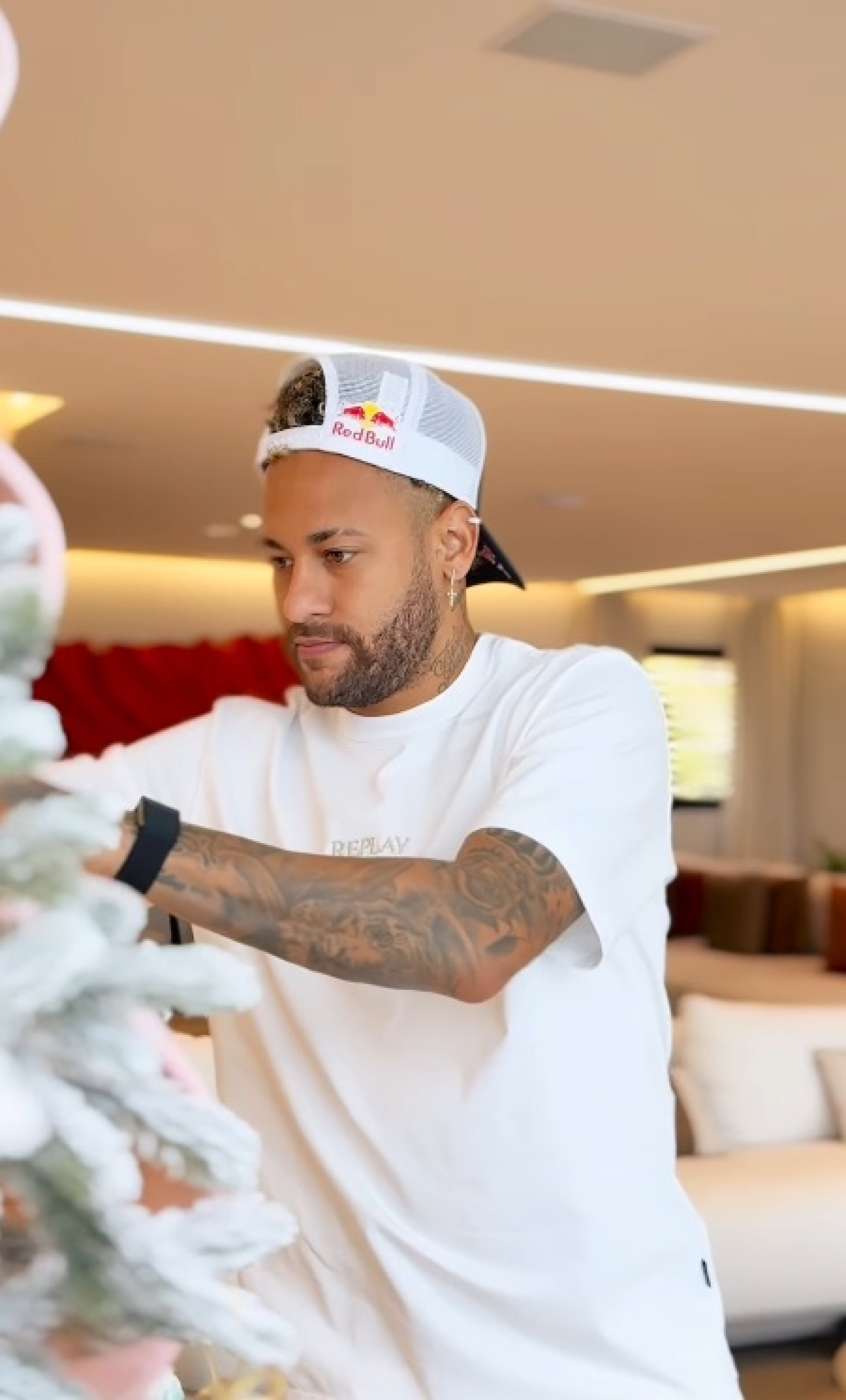 Neymar coloca enfeite para colocar na árvore de enfeites de cor de rosa claro - Reprodução / Instagram