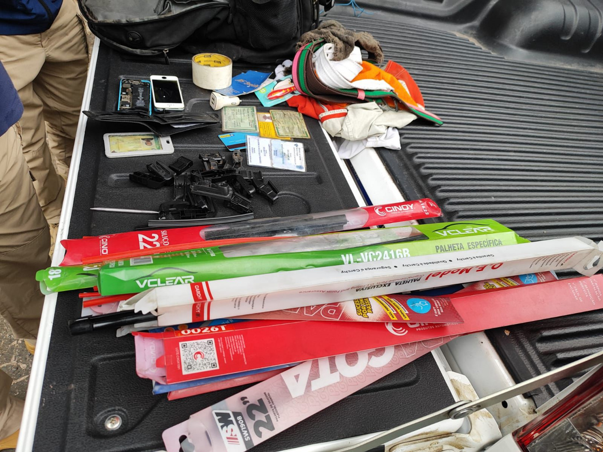 Foram apreendidas diversas capas usadas para simular que os itens eram novos, além de celulares e documentos que não pertenciam a ele - Divulgação