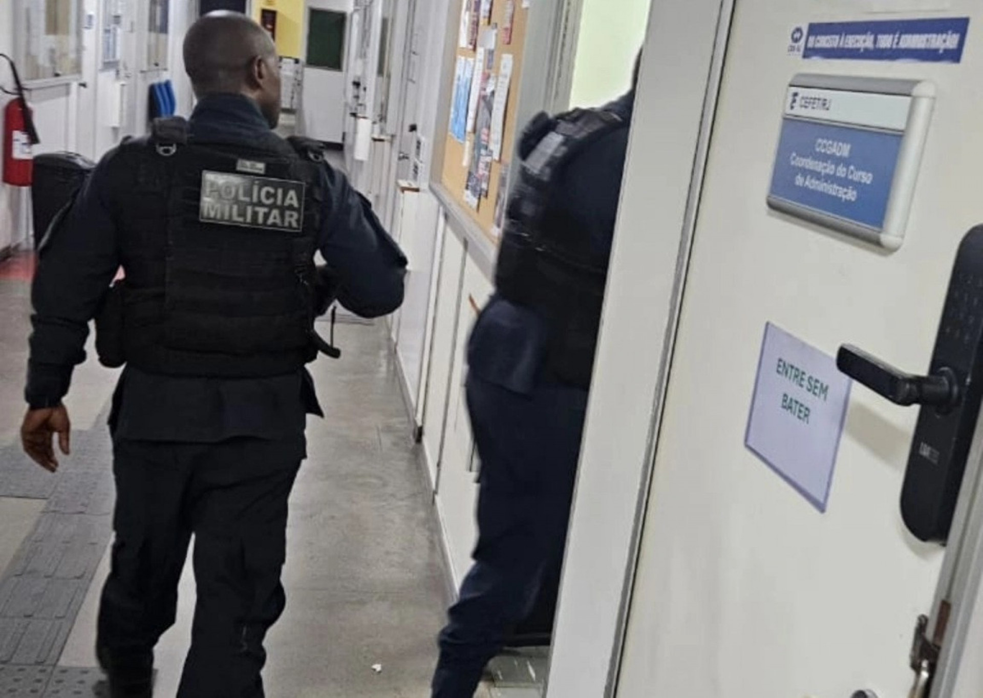 Policiais militares foram acionados para a ocorr&ecirc;ncia e encontraram o atirador morto - Reprodu&ccedil;&atilde;o/Redes sociais