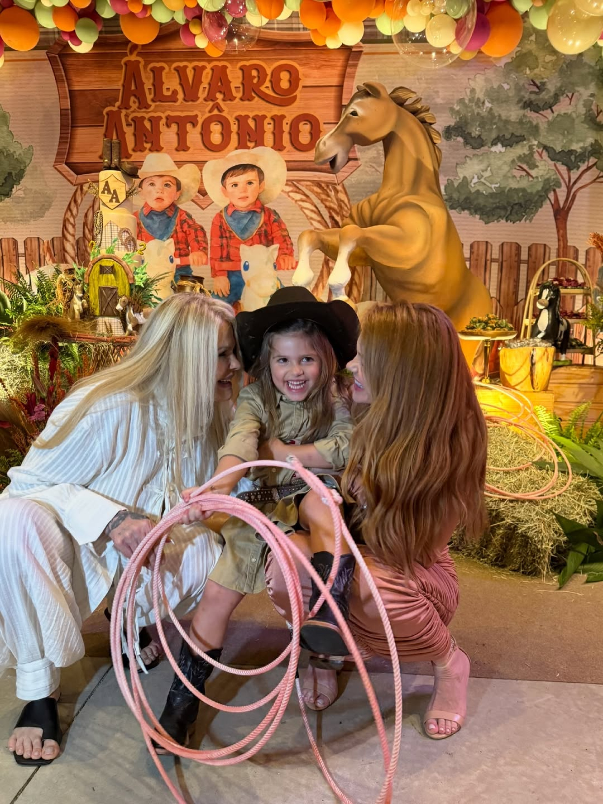 Monique Evans com a neta, Ayla, e a filha, Barbára  - Reprodução/Instagram 