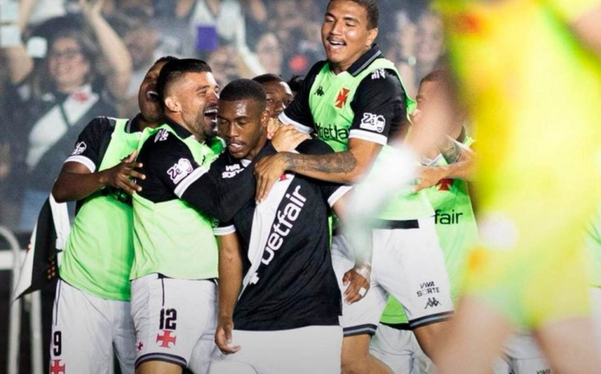 Rayan v&ecirc; goleada como virada de chave do Vasco na reta final