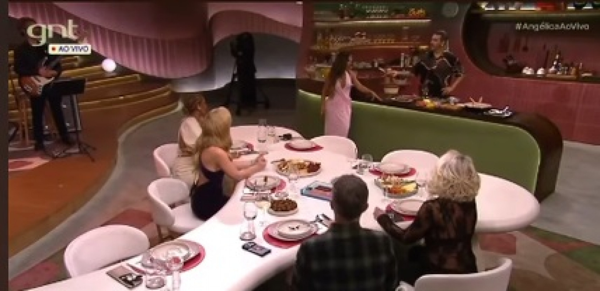 Uma cena da mesa central do programa 'Angélica Ao Vivo' - Reprodução / Instagram