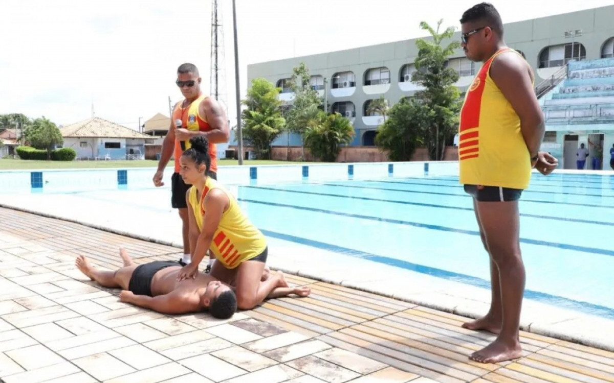Atividade reuniu adolescentes dos programas sociais em um dia de aprendizado dentro e fora da água