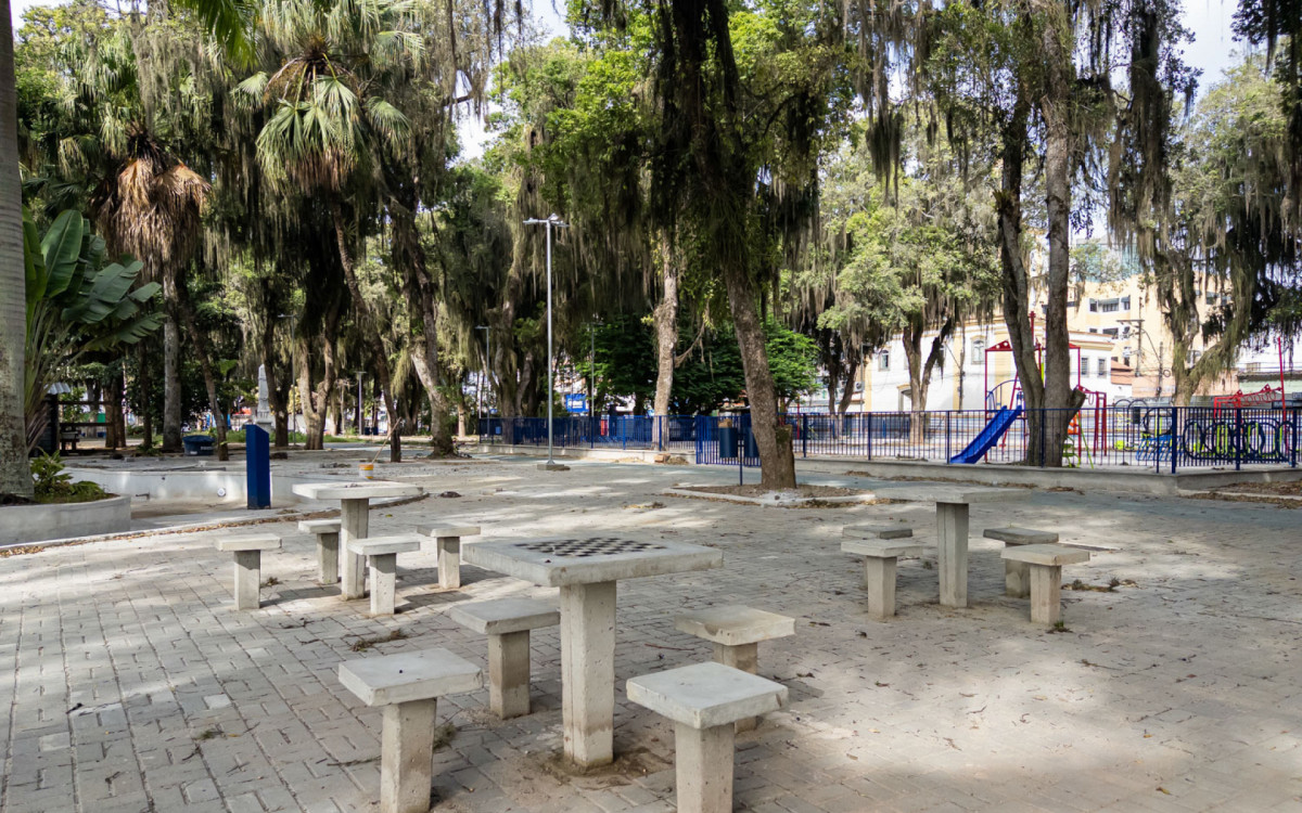 Estrutura renovada transforma a tradicional praça em um ponto ainda mais acolhedor no coração de Macaé