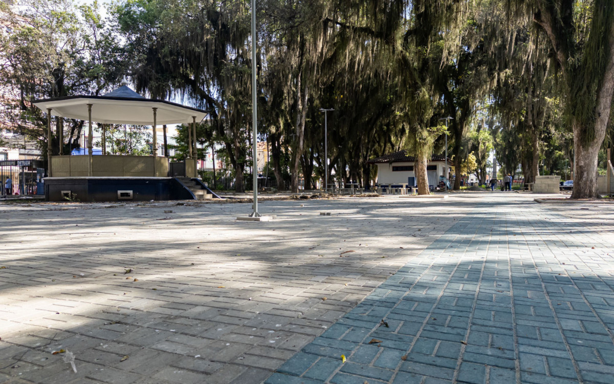 Estrutura renovada transforma a tradicional praça em um ponto ainda mais acolhedor no coração de Macaé