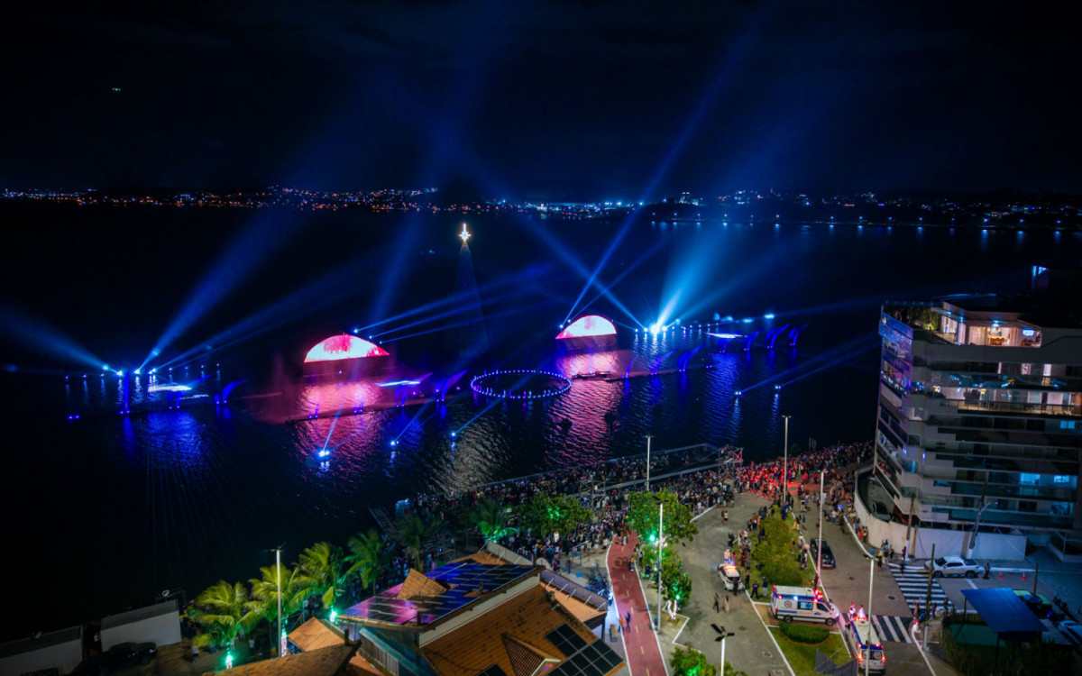 Primeira noite do espetáculo leva brilho, emoção e famílias inteiras para a orla da Lagoa de Imboassica