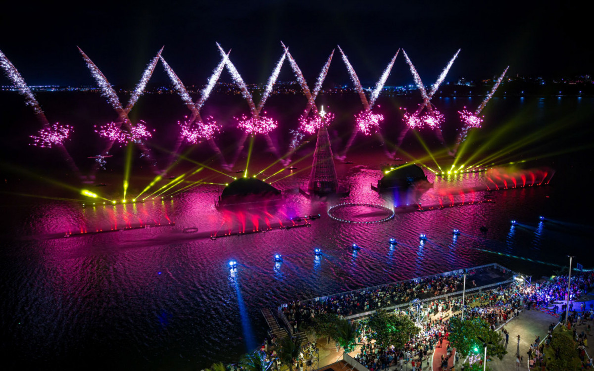 Primeira noite do espetáculo leva brilho, emoção e famílias inteiras para a orla da Lagoa de Imboassica