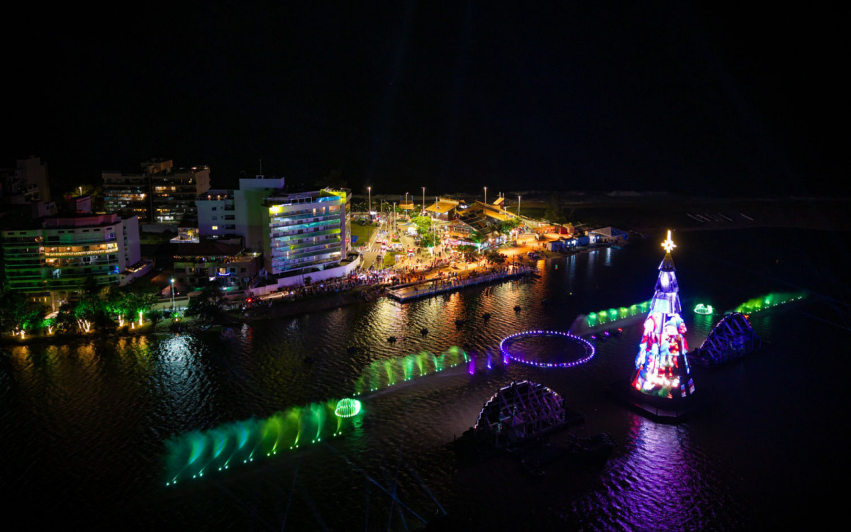 Primeira noite do espetáculo leva brilho, emoção e famílias inteiras para a orla da Lagoa de Imboassica