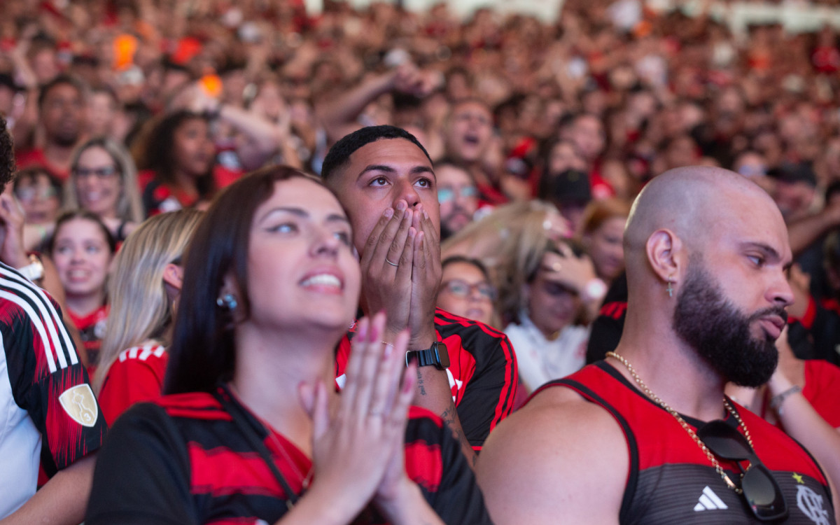 Torcedores do Flamengo comemorando a conquista do titulo da Libertadores da America  no estadio do Maracanã, neste sábado(29).