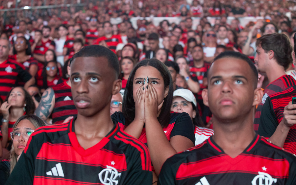 Torcedores do Flamengo comemorando a conquista do titulo da Libertadores da America  no estadio do Maracanã, neste sábado(29).