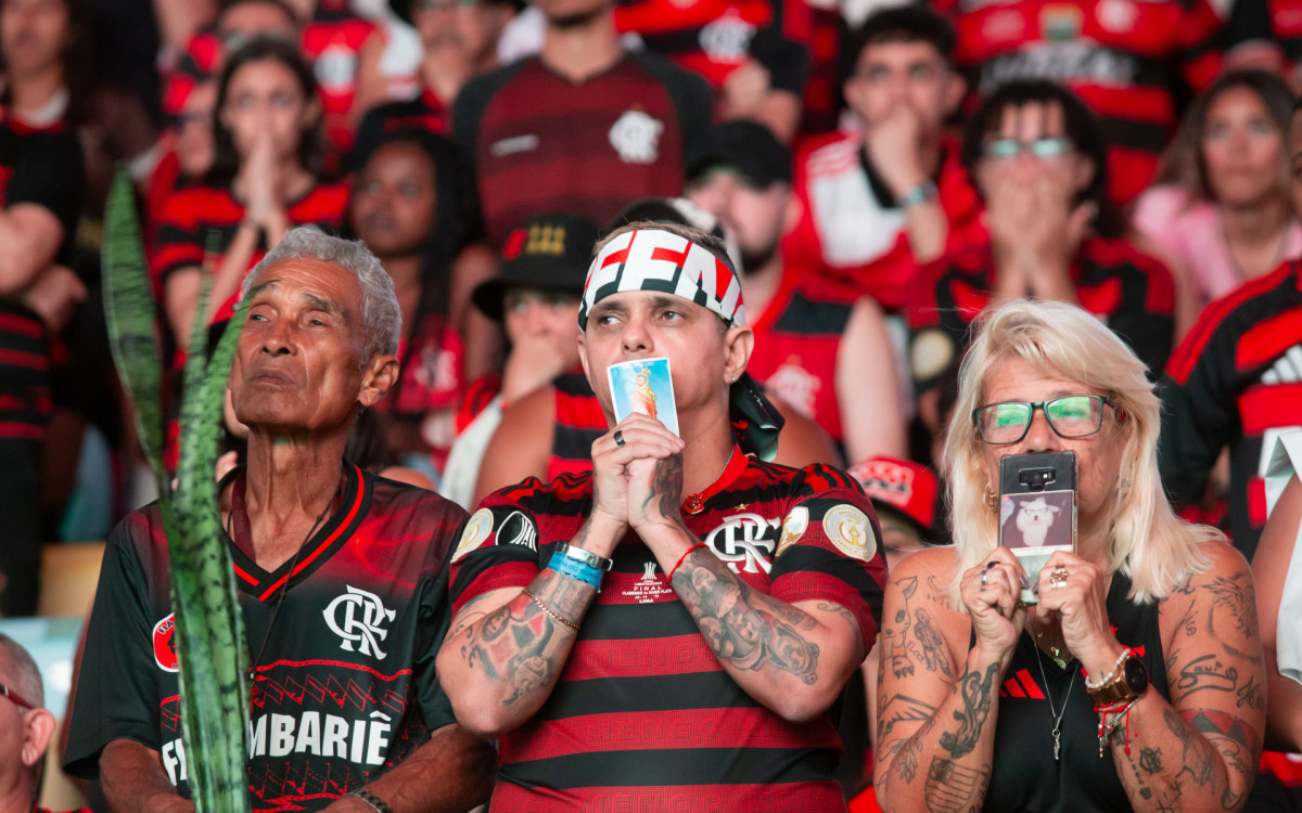 Torcedores do Flamengo comemorando a conquista do titulo da Libertadores da America  no estadio do Maracanã, neste sábado(29).