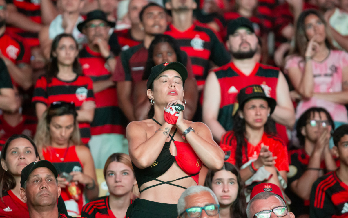 Torcedores do Flamengo comemorando a conquista do titulo da Libertadores da America  no estadio do Maracanã, neste sábado(29).