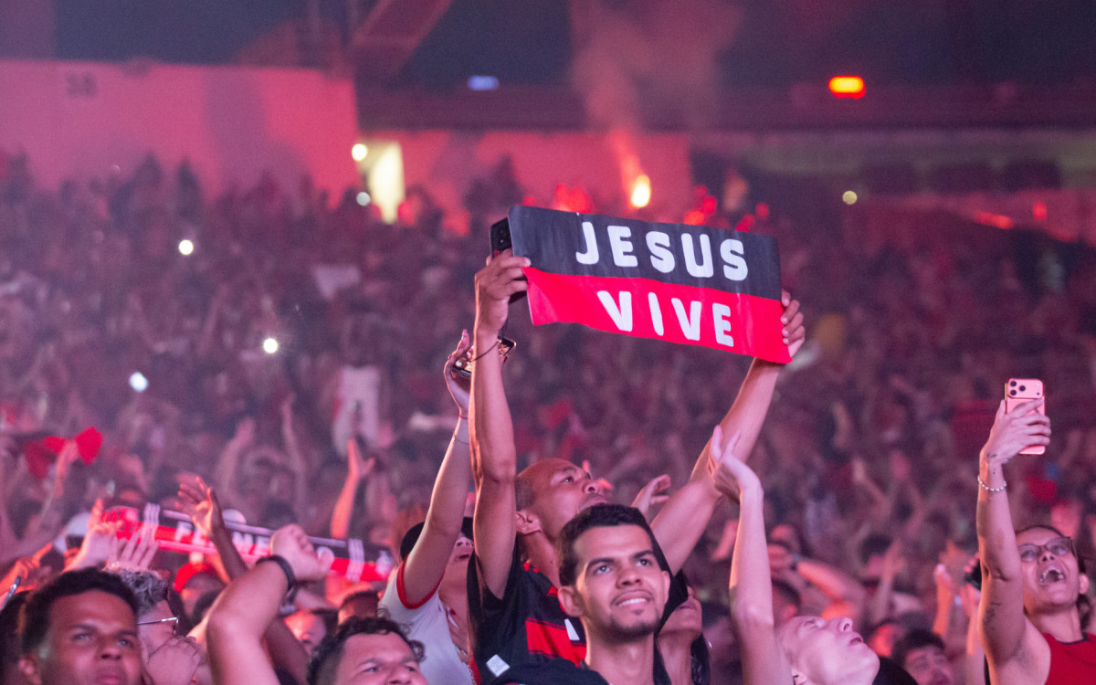 Torcedores do Flamengo comemorando a conquista do titulo da Libertadores da America  no estadio do Maracanã, neste sábado(29).