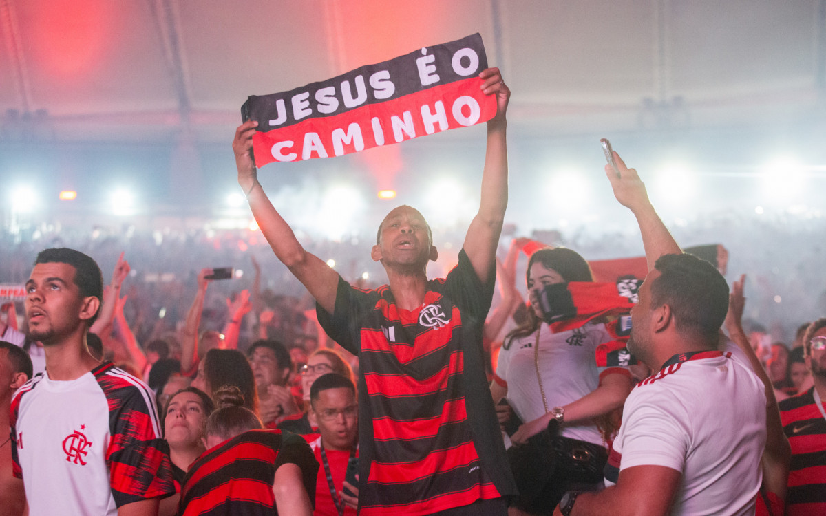 Torcedores do Flamengo comemorando a conquista do titulo da Libertadores da America  no estadio do Maracanã, neste sábado(29).