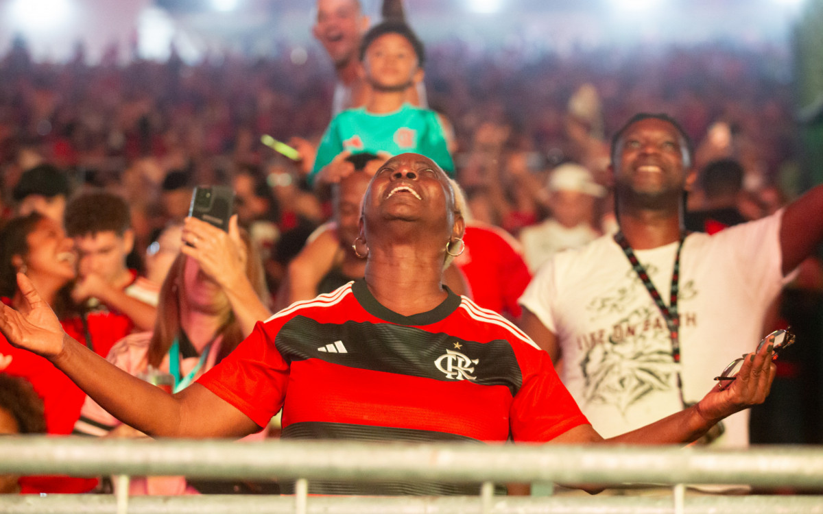 Torcedores do Flamengo comemorando a conquista do titulo da Libertadores da America  no estadio do Maracanã, neste sábado(29).