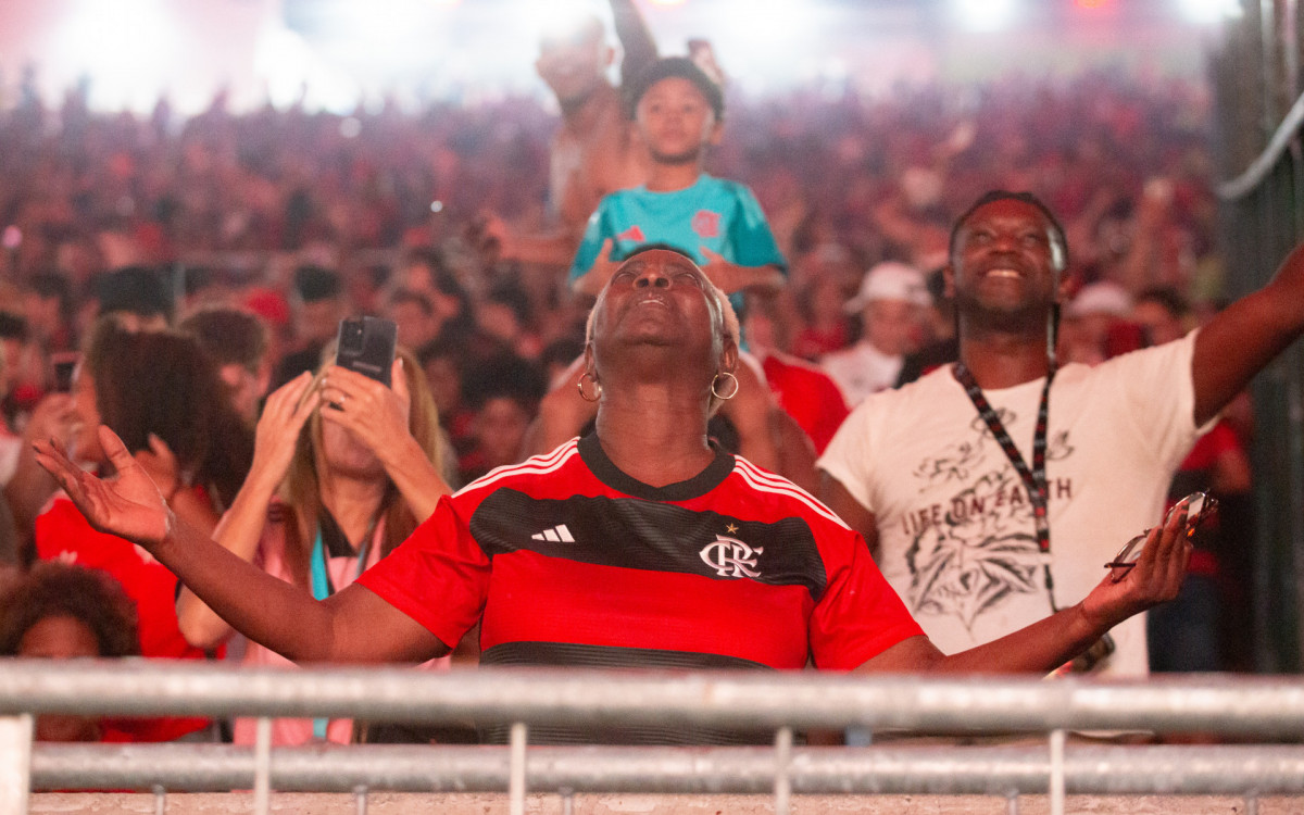Torcedores do Flamengo comemorando a conquista do titulo da Libertadores da America  no estadio do Maracanã, neste sábado(29).