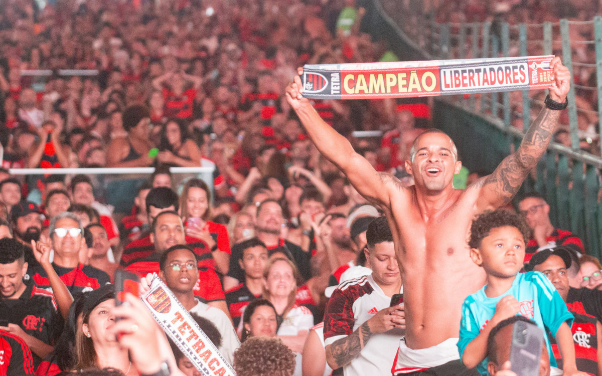 Torcedores do Flamengo comemorando a conquista do titulo da Libertadores da America  no estadio do Maracanã, neste sábado(29).