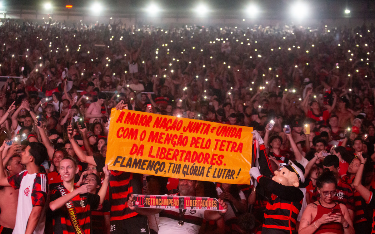 Torcedores do Flamengo comemorando a conquista do titulo da Libertadores da America  no estadio do Maracanã, neste sábado(29).