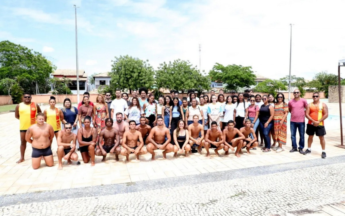 Atividade reuniu adolescentes dos programas sociais em um dia de aprendizado dentro e fora da água