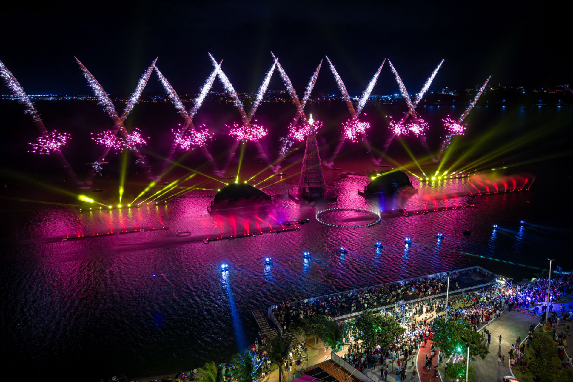 Primeira noite do espet&aacute;culo leva brilho, emo&ccedil;&atilde;o e fam&iacute;lias inteiras para a orla da Lagoa de Imboassica - Foto: Rui Porto Filho