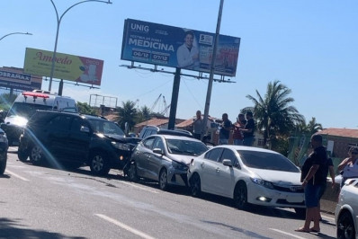 Acidente envolvendo nove carros interdita faixa da Linha Vermelha na Zona Norte