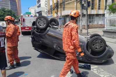 Motorista capota depois de se envolver em acidente, em São Cristóvão