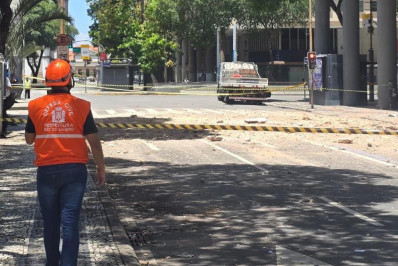 Reboco de prédio cai e provoca interdição de trecho da Av. Presidente Vargas 