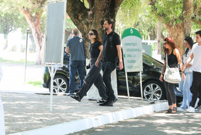 Mel Maia se despede da mãe em velório no Rio 