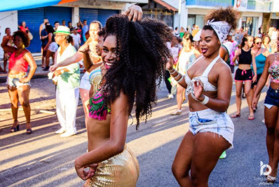 Lins Imperial realiza primeiro ensaio de rua nesta segunda-feira