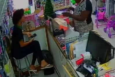 Mulher rouba dinheiro de caixinha de Natal em loja de Cabo Frio