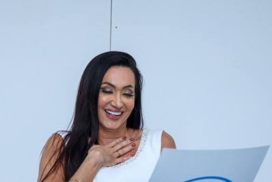 Vanessa Rangeli recebe desenho da fantasia para estreia como rainha de bateria