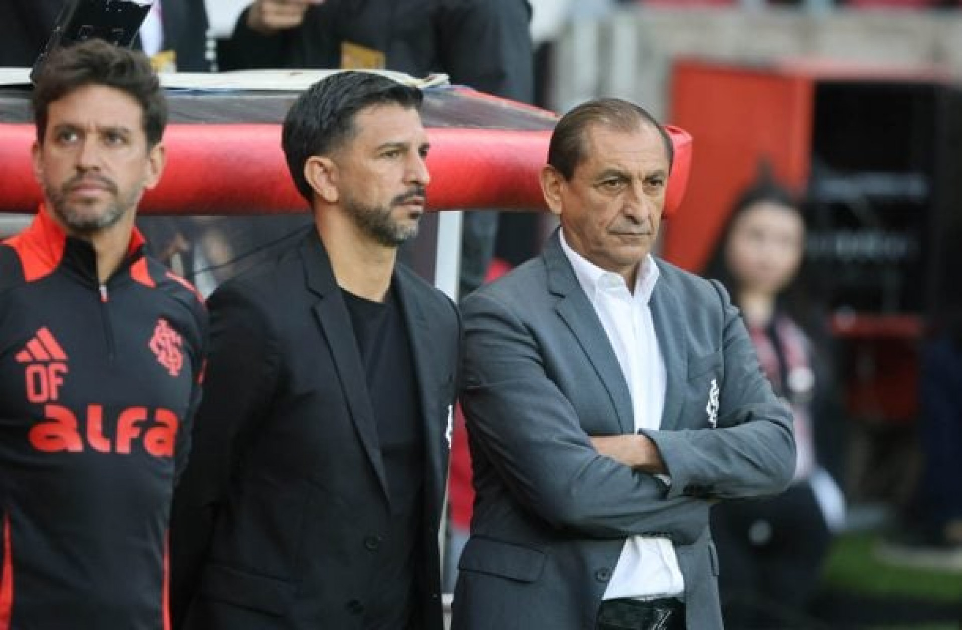 Emiliano D&iacute;az, auxiliar do Inter, &eacute; intimado por oficial de justi&ccedil;a em noite tensa no Rio