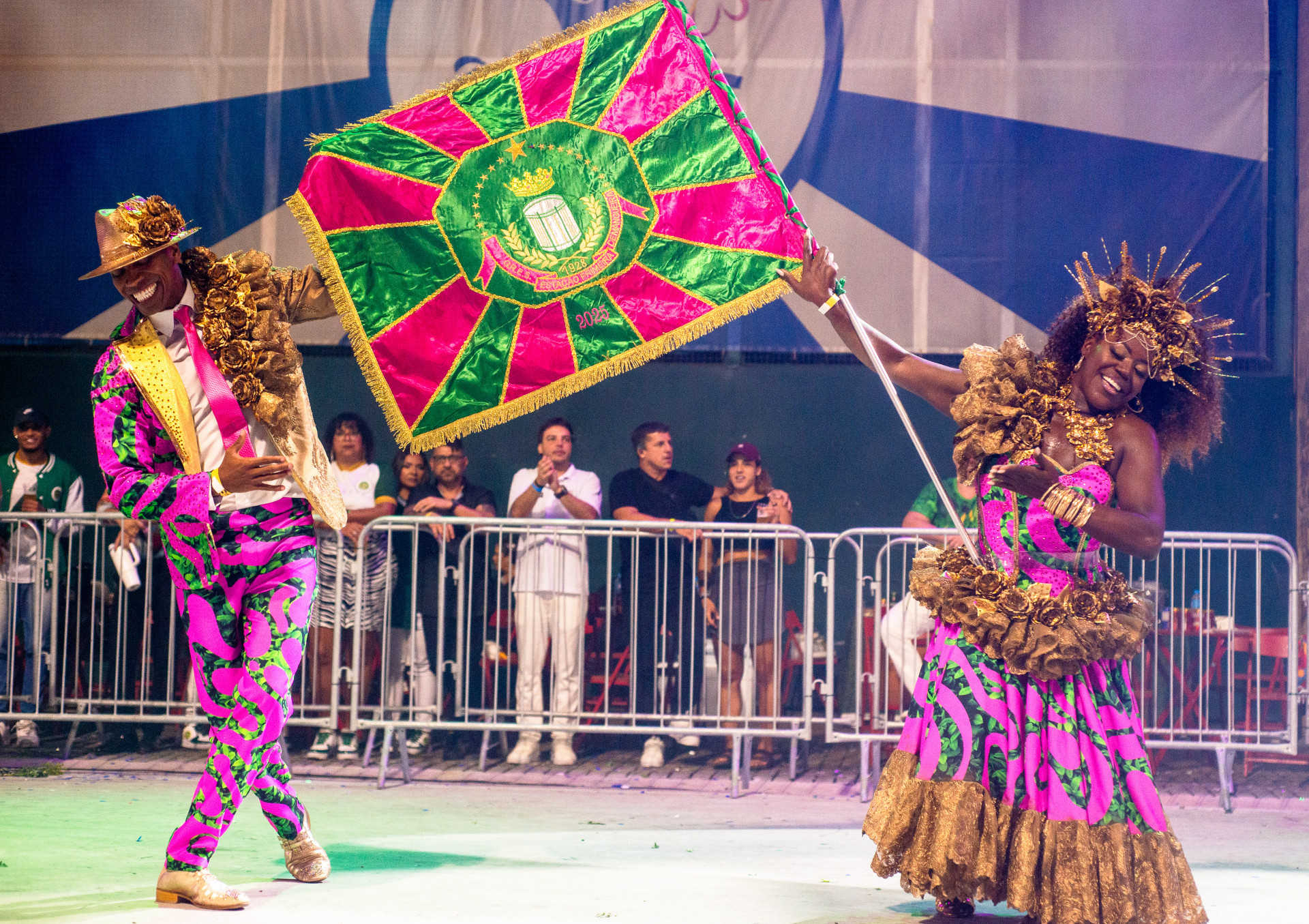 Casal de mestre-sala e porta-bandeira da Mangueira, Matheus Oliverio e Cintya Santos - Thaís Brum/ Rio Carnaval