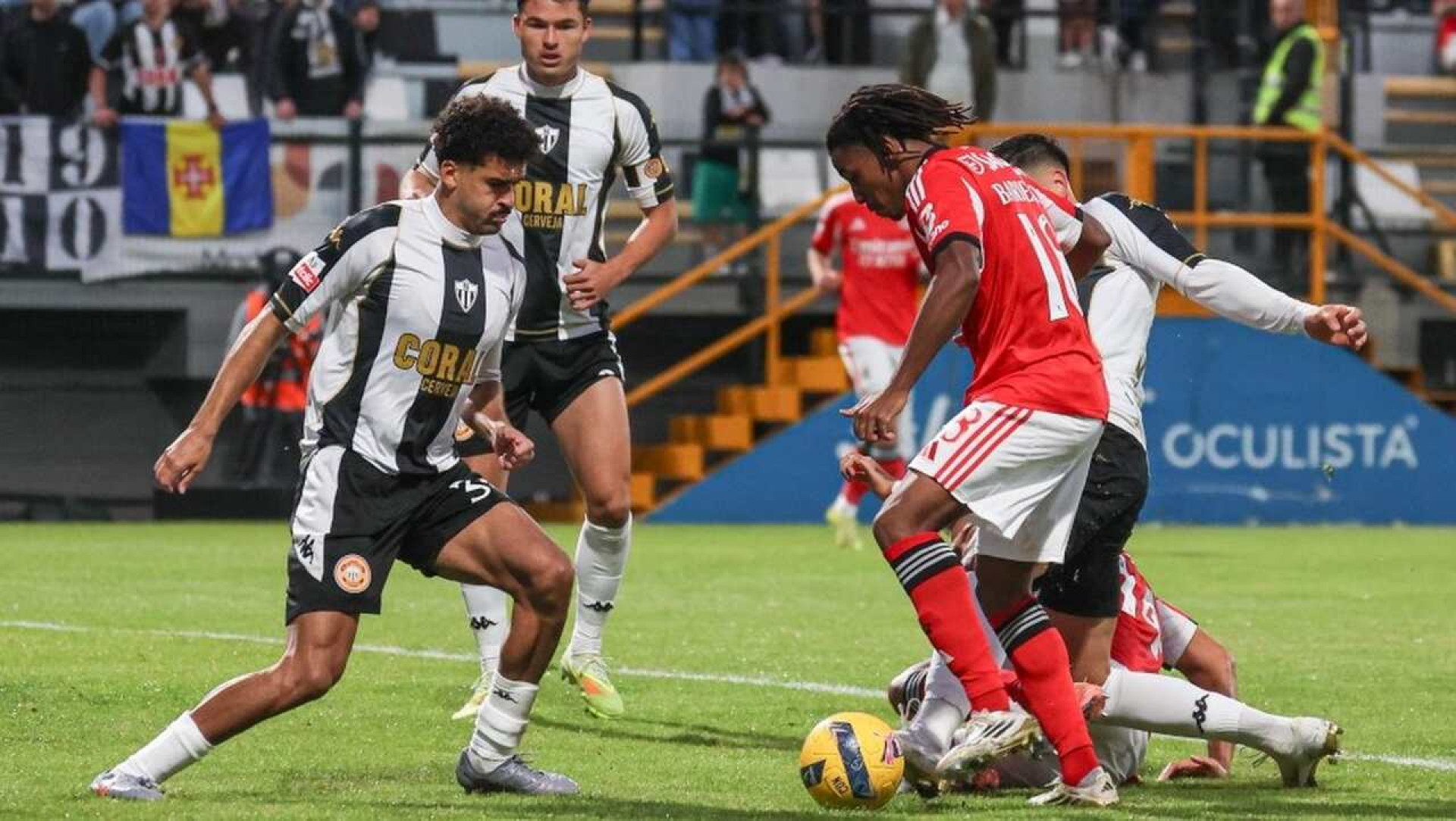 Benfica vence Nacional, de virada, com gols no finzinho da partida