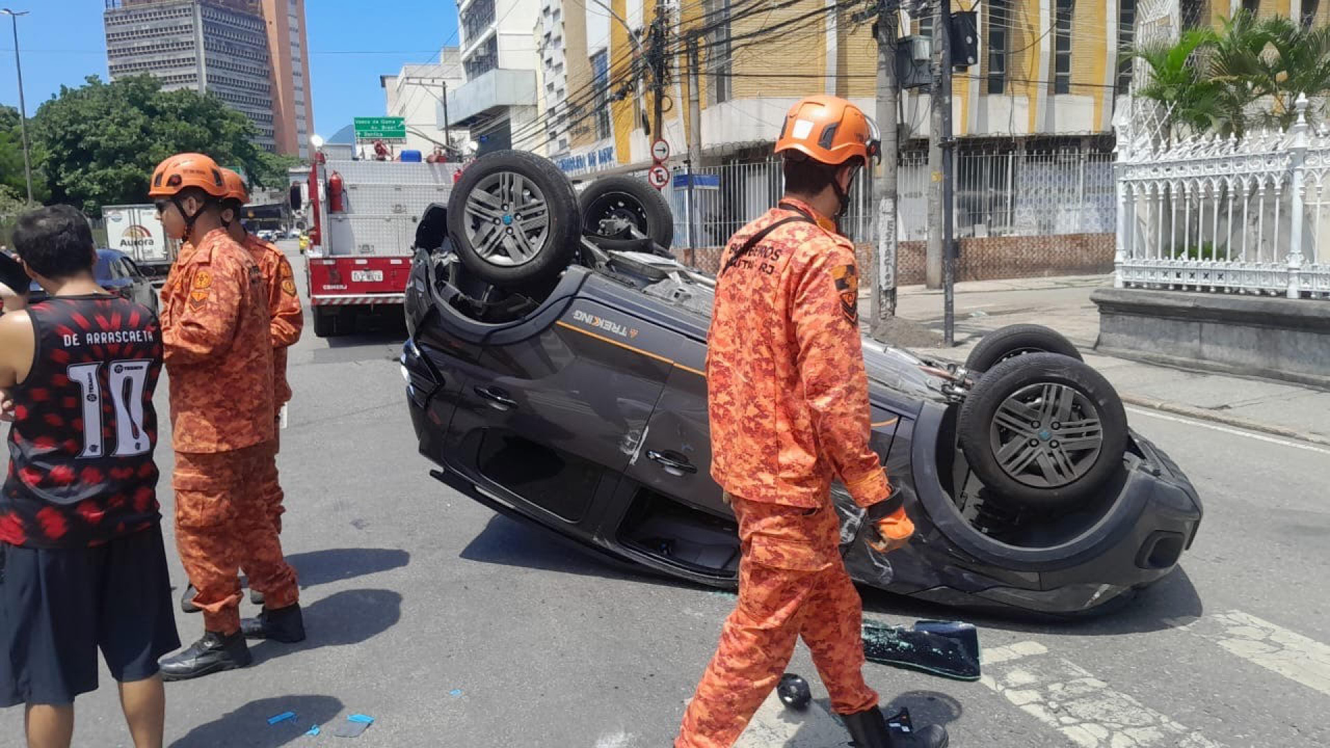 Carro capotou no Campo de S&atilde;o Crist&oacute;v&atilde;o