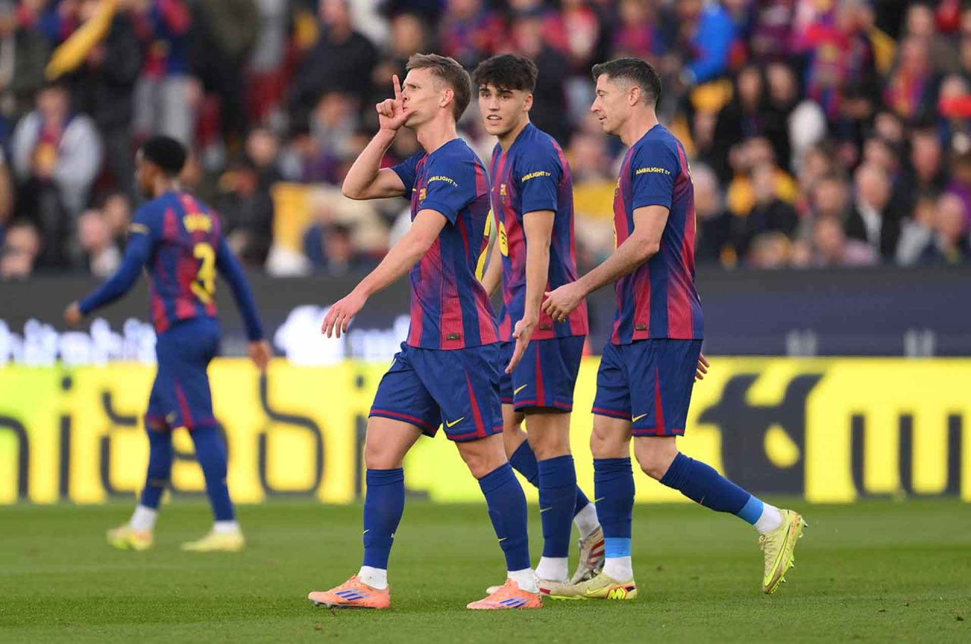 Com Raphinha inspirado, Barcelona vence o Alav&eacute;s e &eacute; l&iacute;der provis&oacute;rio do Espanhol