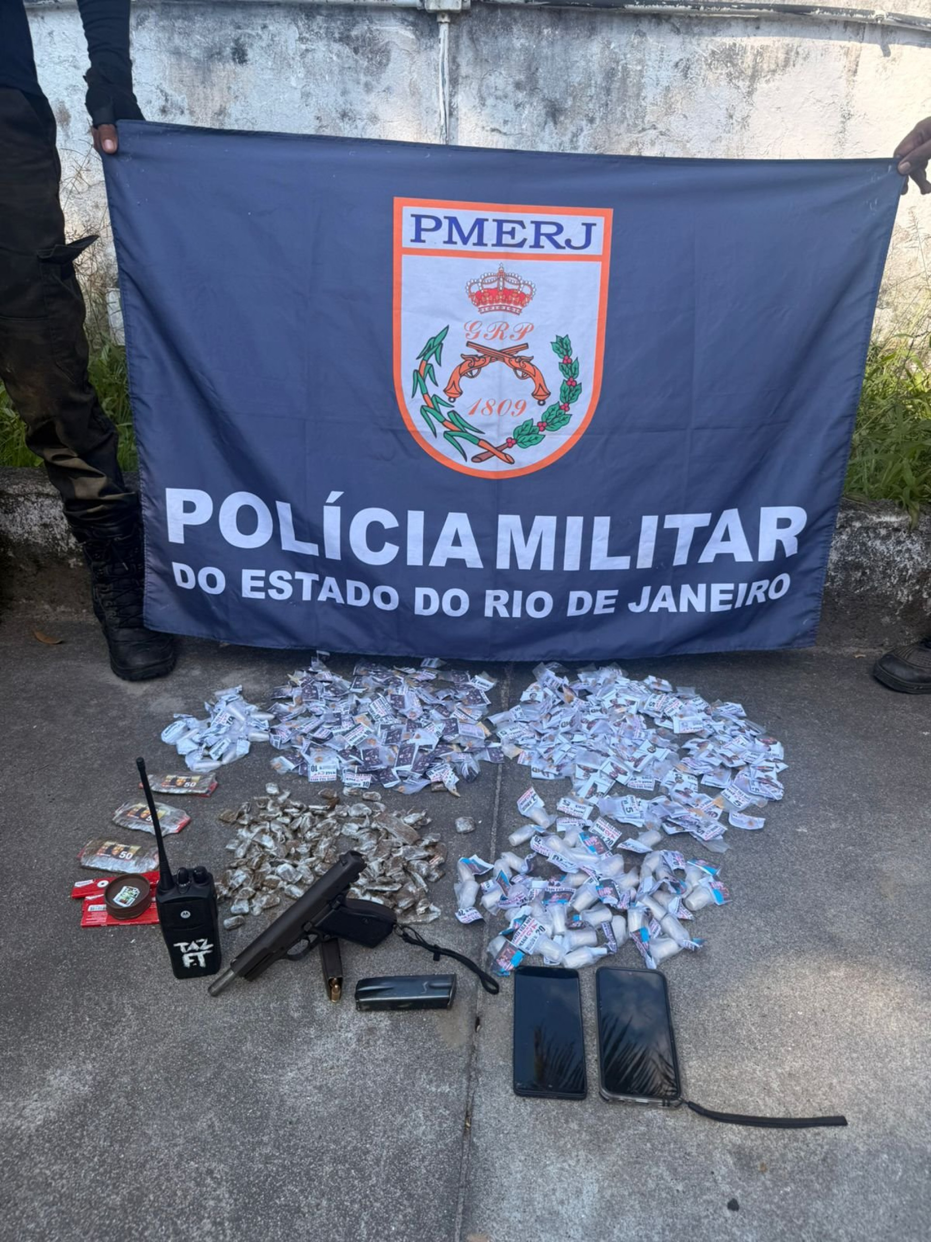 Foram apreendidos uma pistola, munições, um carregador, um rádio transmissor, dois celulares e uma mochila com drogas

 - Reprodução 