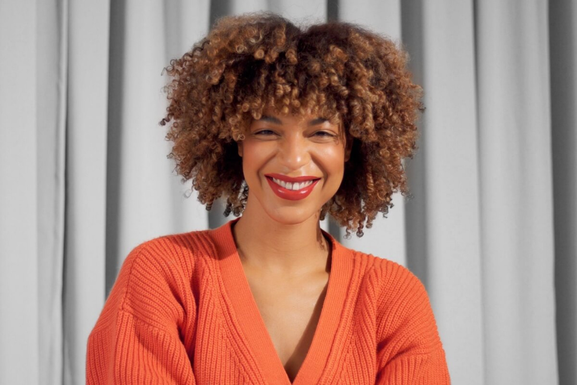 A maquiagem real&ccedil;a o brilho e beleza natural da pele negra (Imagem: Beauty Stock | Shutterstock)
