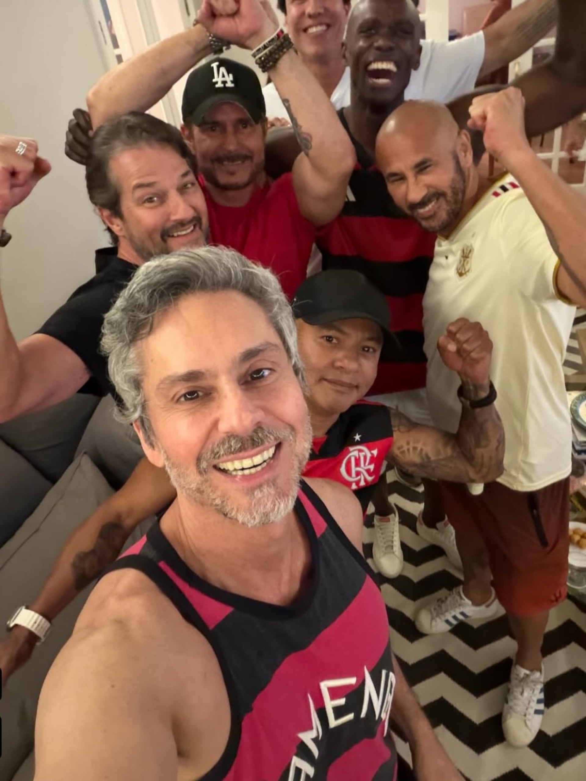 Alexandre Nero e Marcelo Serrado festejaram a vitória contra o Palmeiras ao lado de amigos - Reprodução/Instagram