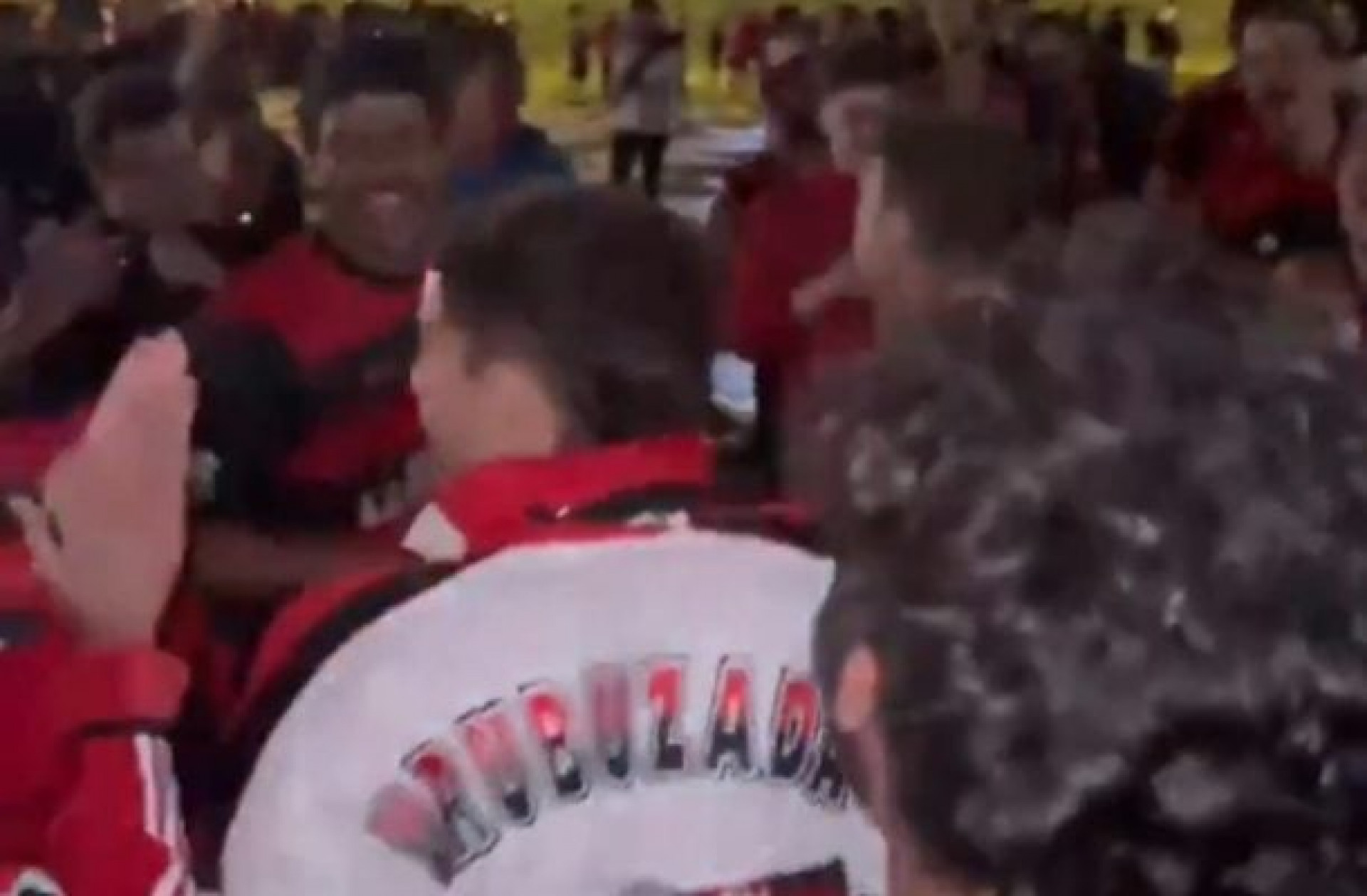 V&iacute;deo! Nova m&uacute;sica embala torcida do Flamengo em Lima &agrave;s v&eacute;speras da Libertadores