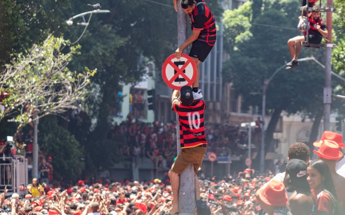 Torcida do Flamengo faz festa no centro