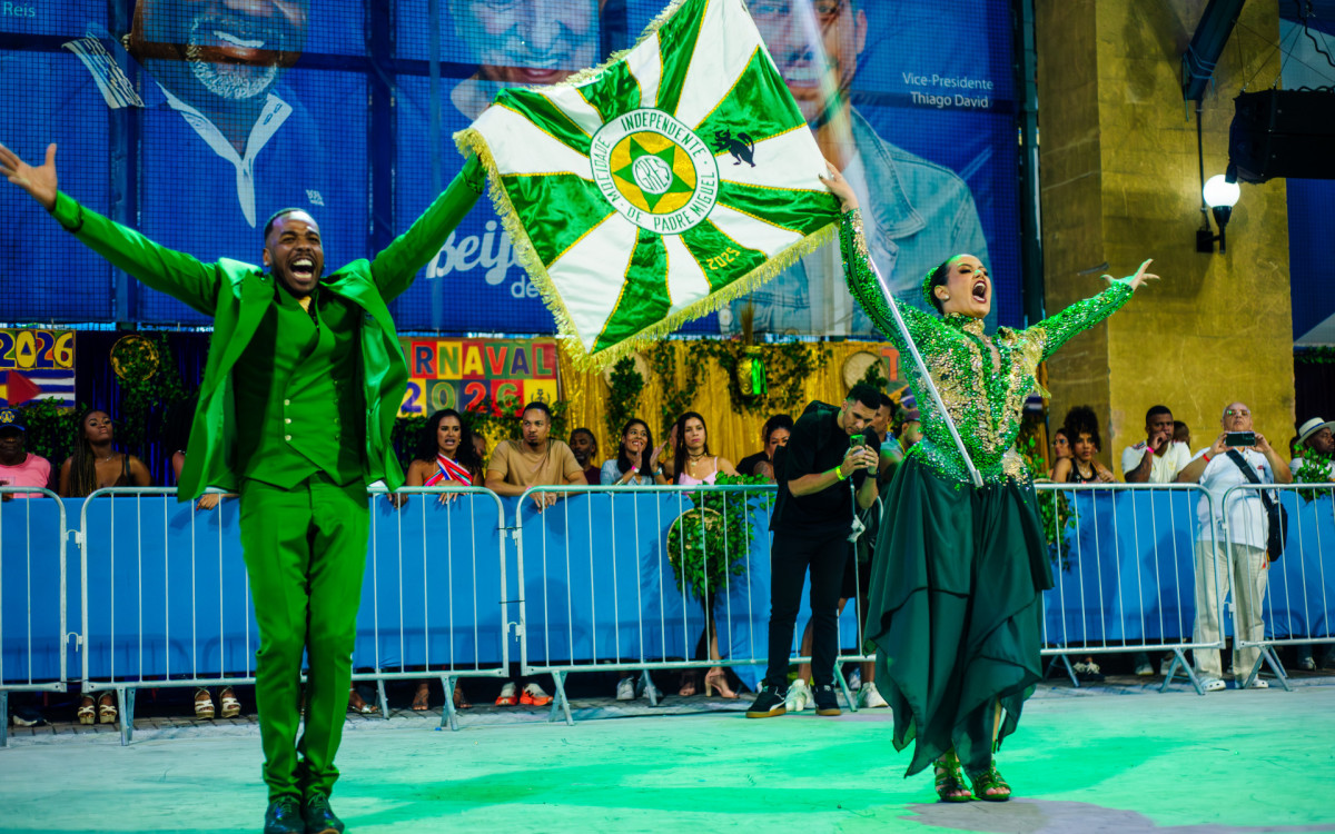 Mestre-sala e porta-bandeira da Mocidade no mini desfile na Cidade do Samba
