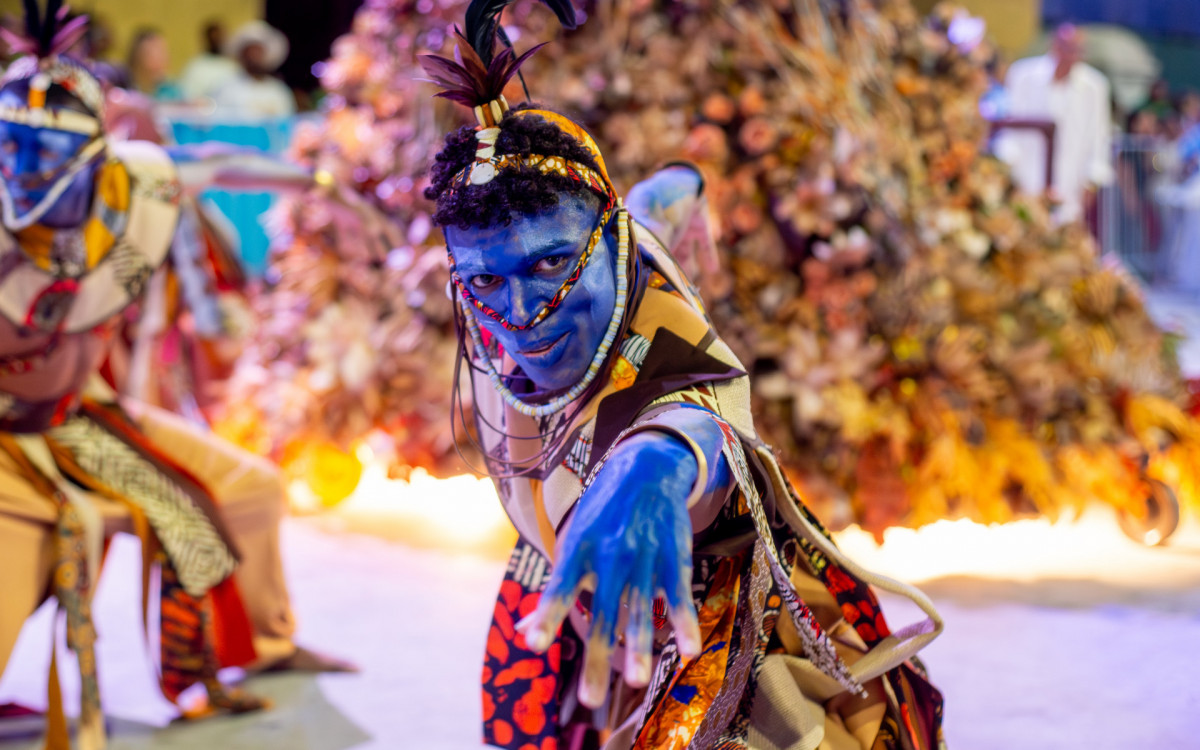 Beija-Flor de Nilópolis participa do segundo dia do mini desfile, em comemoração ao Dia Nacional do Samba