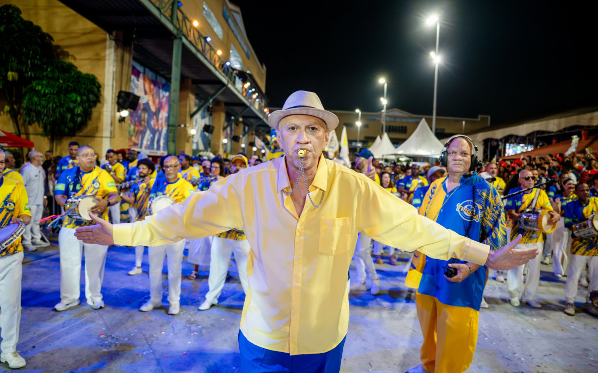 Sob comando do Mestre Casagrande, bateria da Unidos da Tijuca brilha em mini desfile