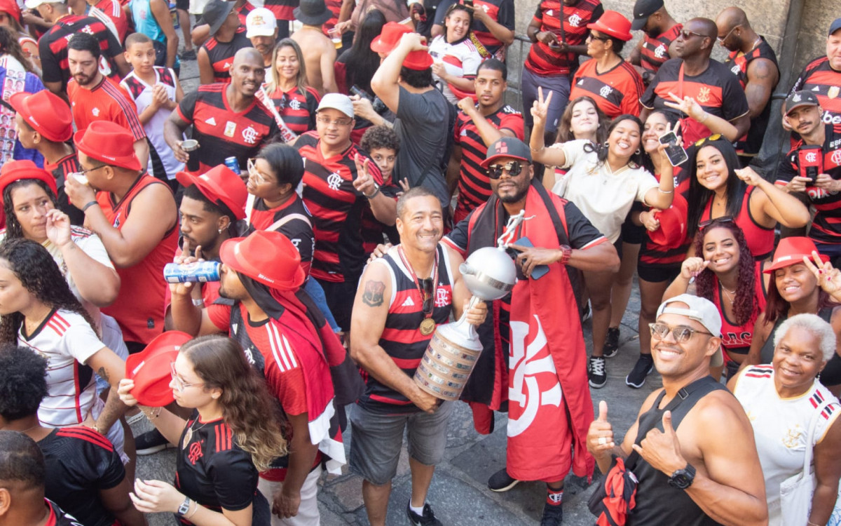 Taça falsa é exibida em festa do Flamengo