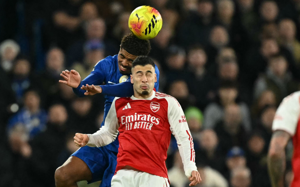 Chelsea\'s French defender #29 Wesley Fofana (L) vies with Arsenal\'s Brazilian midfielder #11 Gabriel Martinelli (R) during the English Premier League football match between Chelsea and Arsenal at Stamford Bridge in London on November 30, 2025. (Photo by JUSTIN TALLIS / AFP) / RESTRICTED TO EDITORIAL USE. NO USE WITH UNAUTHORIZED AUDIO, VIDEO, DATA, FIXTURE LISTS, CLUB/LEAGUE LOGOS OR \'LIVE\' SERVICES. ONLINE IN-MATCH USE LIMITED TO 120 IMAGES. AN ADDITIONAL 40 IMAGES MAY BE USED IN EXTRA TIME. NO VIDEO EMULATION. SOCIAL MEDIA IN-MATCH USE LIMITED TO 120 IMAGES. AN ADDITIONAL 40 IMAGES MAY BE USED IN EXTRA TIME. NO USE IN BETTING PUBLICATIONS, GAMES OR SINGLE CLUB/LEAGUE/PLAYER PUBLICATIONS.
