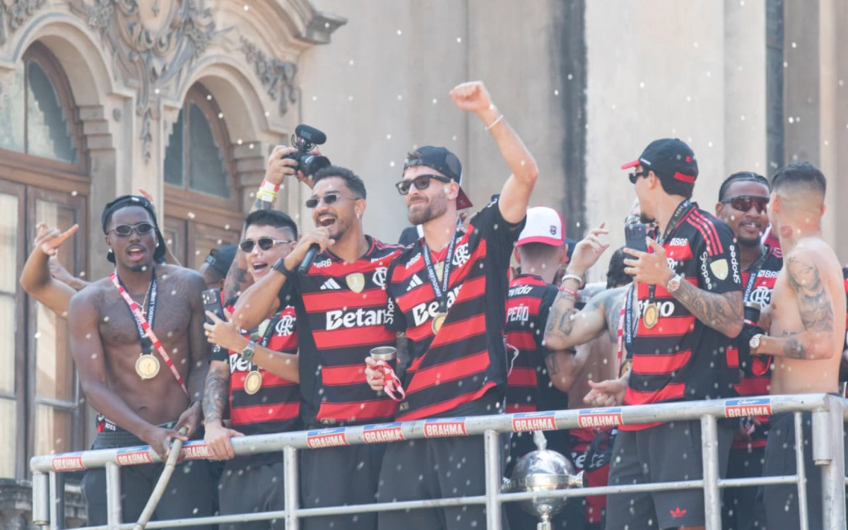 Jogadores do Flamengo comemoram o tetracampeonato da Libertadores, no Centro do Rio