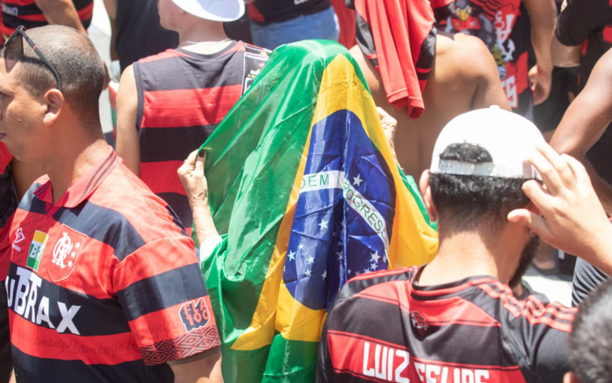 Torcedores do Flamengo sofreram com o sol neste domingo